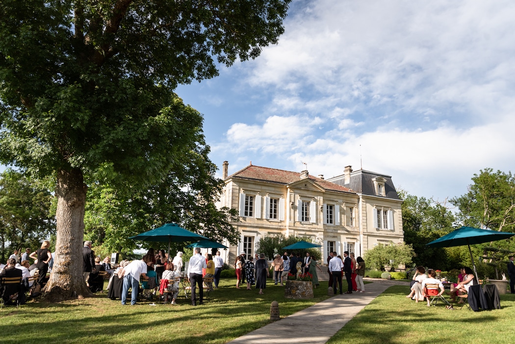 Le vin d'honneur d'un mariage dans le parc d'un magnifique château se situant en Gironde.