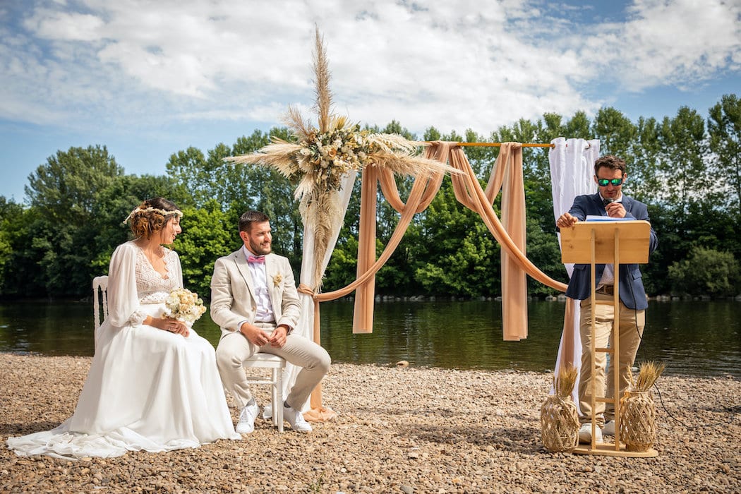 Les mariés et leur témoin lors d'une cérémonie laïque au bord de la Dordogne.