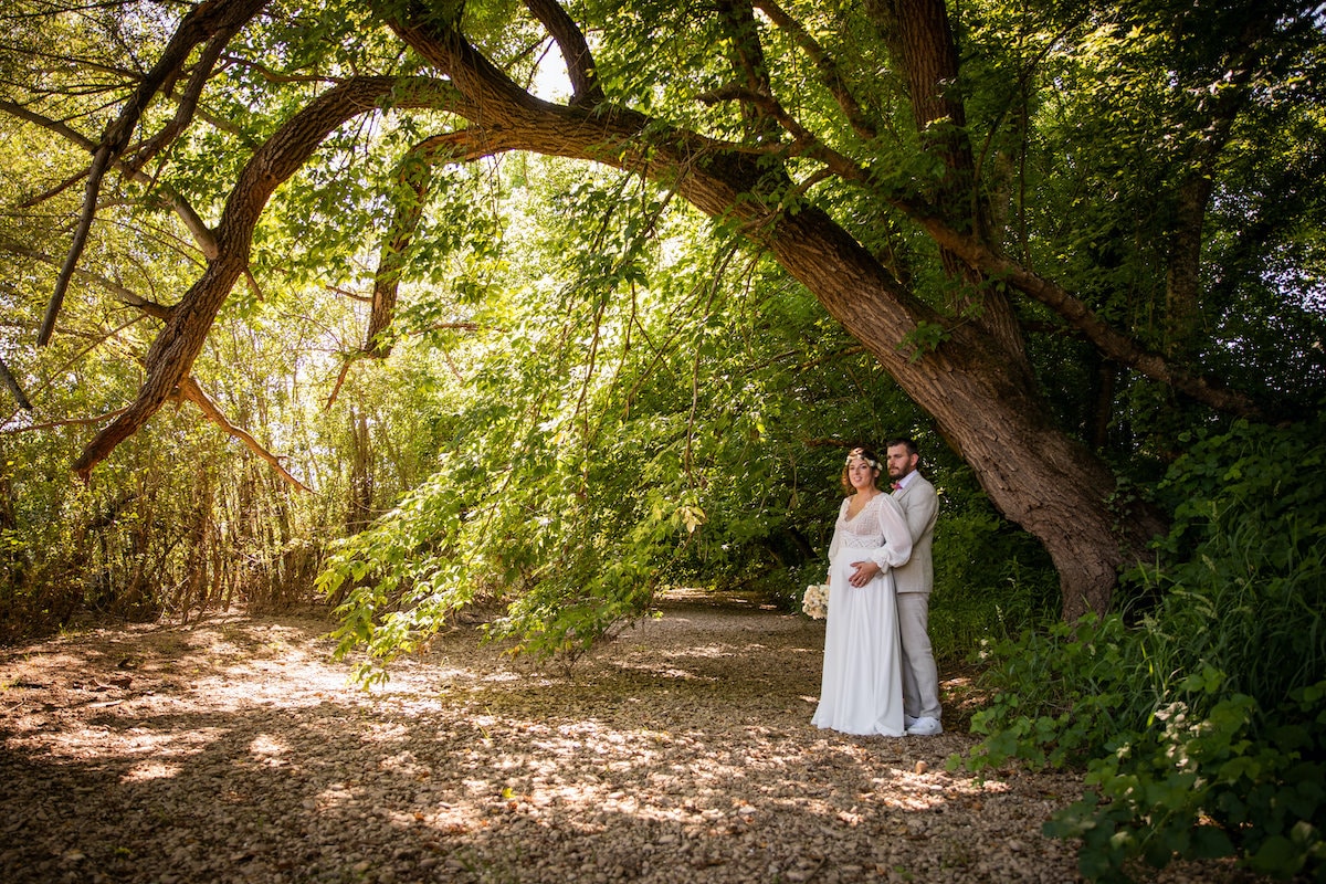 Photo des mariés, ambiance nature, sur les galets.
