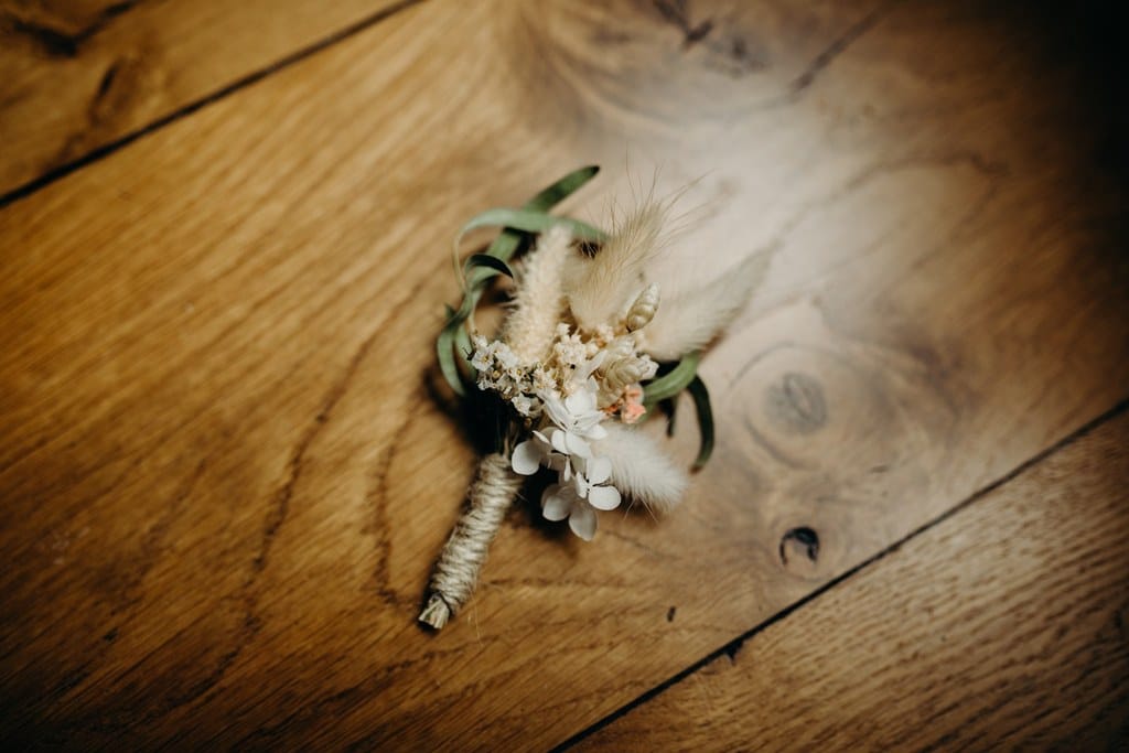 Boutonnière du marié en fleurs séchées.